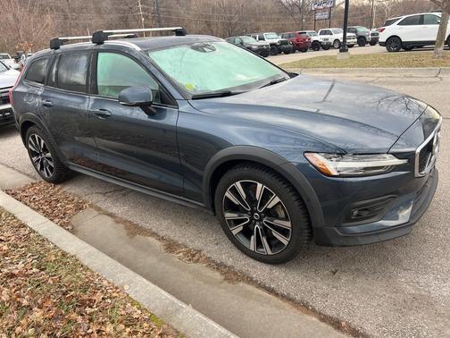 2022 Volvo V60 Cross Country T5