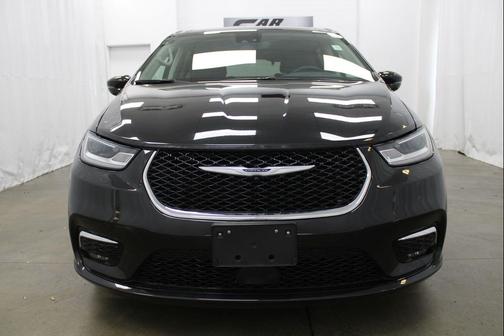 Brilliant Black Crystal Pearlcoat 2024 Chrysler Pacifica Hybrid Select