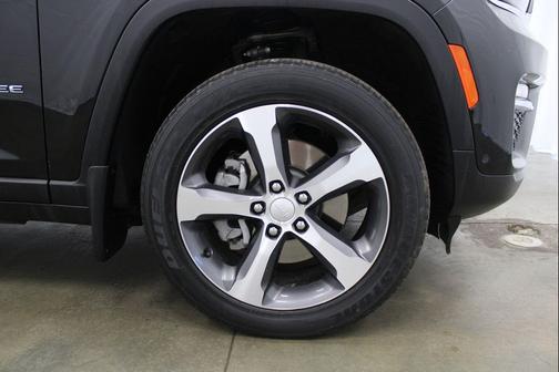 Diamond Black Crystal Pearlcoat 2023 Jeep Grand Cherokee 4xe Base