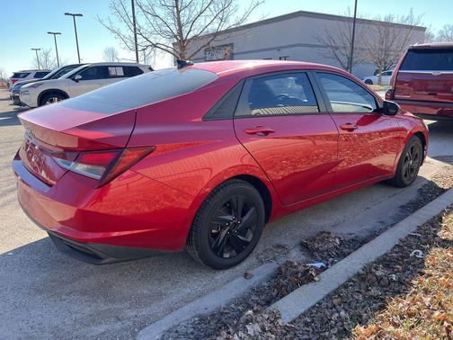 2022 Hyundai ELANTRA SEL
