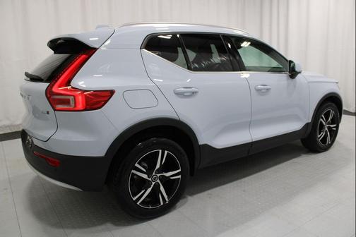 Crystal White Pearl 2025 Volvo XC40 B5 Core Bright Theme