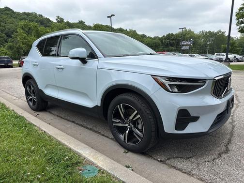 Crystal White Pearl 2025 Volvo XC40 B5 Core Bright Theme