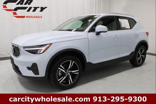 Crystal White Pearl 2025 Volvo XC40 B5 Core Bright Theme