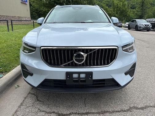 Crystal White Pearl 2025 Volvo XC40 B5 Core Bright Theme