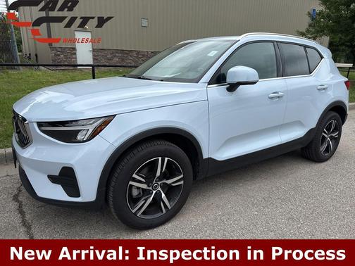Crystal White Pearl 2025 Volvo XC40 B5 Core Bright Theme