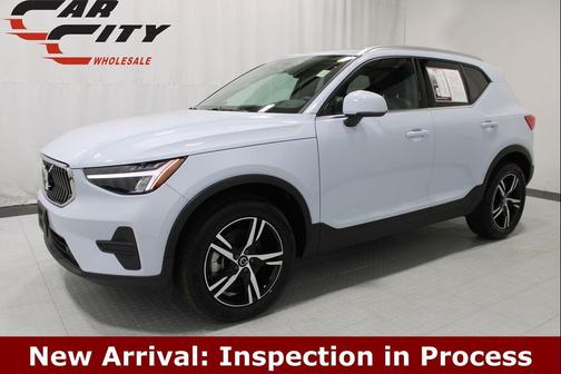 Crystal White Pearl 2025 Volvo XC40 B5 Core Bright Theme