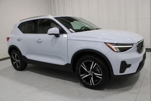 Crystal White Pearl 2025 Volvo XC40 B5 Core Bright Theme