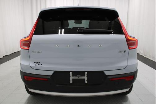 Crystal White Pearl 2025 Volvo XC40 B5 Core Bright Theme