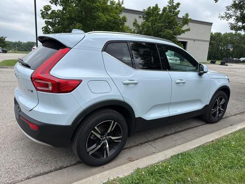 Crystal White Pearl 2025 Volvo XC40 B5 Core Bright Theme