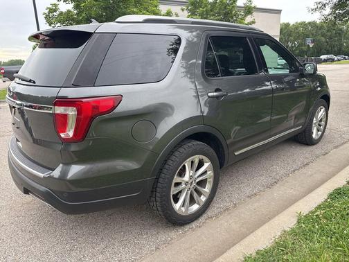 Magnetic 2018 Ford Explorer XLT