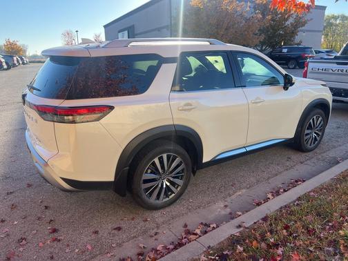 2022 Nissan Pathfinder Platinum 2WD