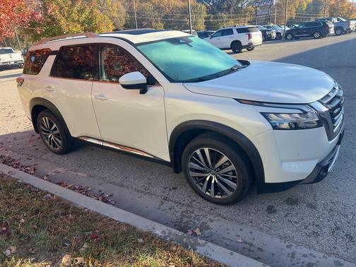 2022 Nissan Pathfinder Platinum 2WD