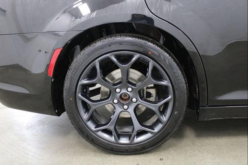 Gloss Black 2022 Chrysler 300 Touring