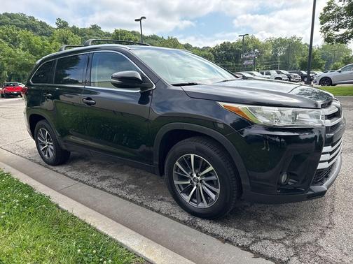 Midnight Black Metallic 2017 Toyota Highlander XLE