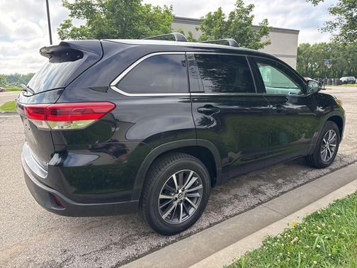 Midnight Black Metallic 2017 Toyota Highlander XLE
