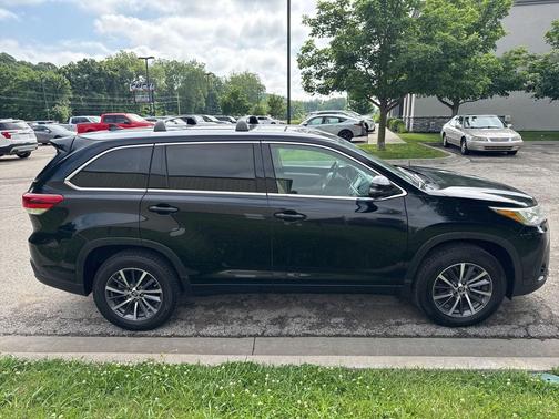 Midnight Black Metallic 2017 Toyota Highlander XLE