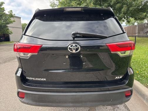 Midnight Black Metallic 2017 Toyota Highlander XLE