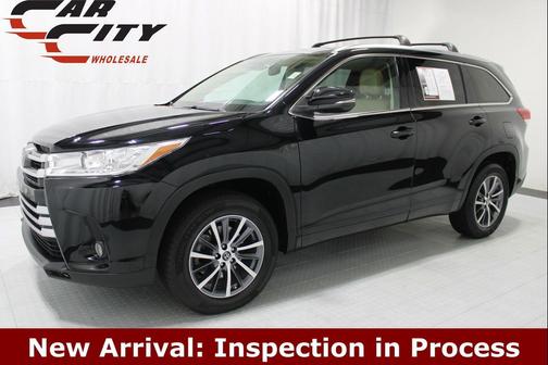 Midnight Black Metallic 2017 Toyota Highlander XLE