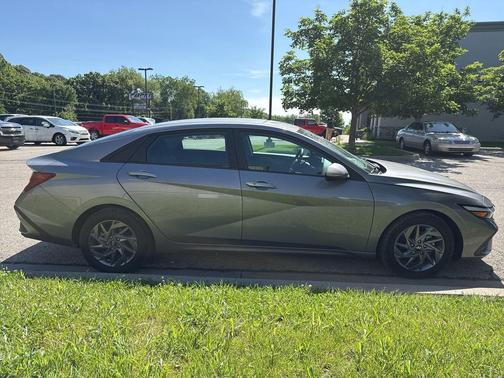 Fluid Metal 2024 Hyundai ELANTRA SEL