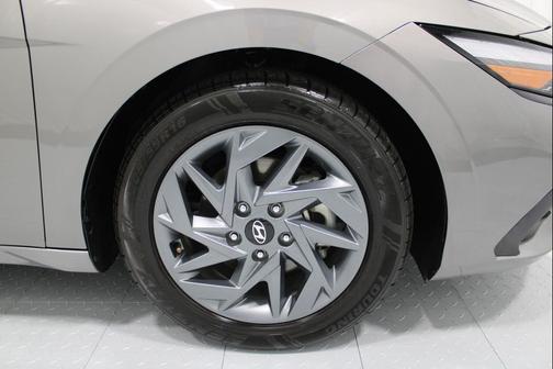 Fluid Metal 2024 Hyundai ELANTRA SEL