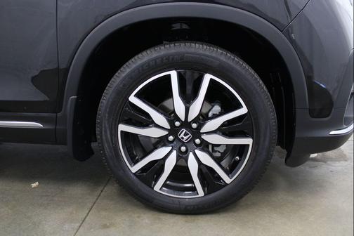 Crystal Black Pearl 2021 Honda Pilot Touring 8-Passenger