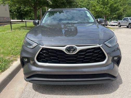 Magnetic Gray Metallic 2023 Toyota Highlander XLE