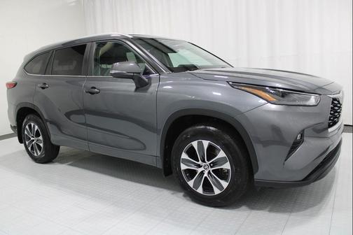 Magnetic Gray Metallic 2023 Toyota Highlander XLE