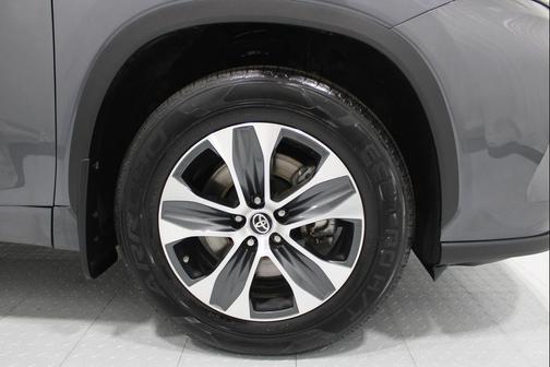 Magnetic Gray Metallic 2023 Toyota Highlander XLE