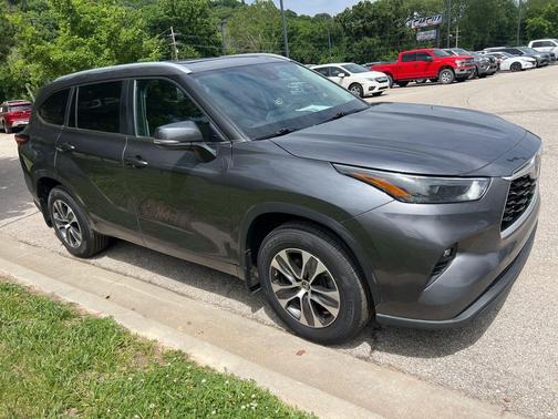 Magnetic Gray Metallic 2023 Toyota Highlander XLE