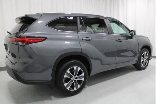 Magnetic Gray Metallic 2023 Toyota Highlander XLE