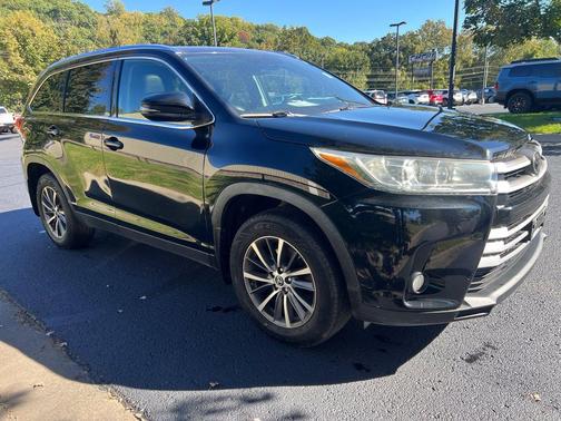 Midnight Black Metallic 2019 Toyota Highlander XLE