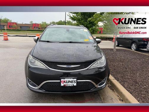 Brilliant Black Crystal Pearlcoat 2020 Chrysler Pacifica Limited