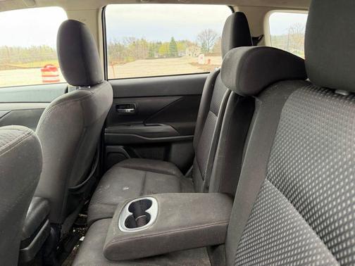 Diamond White Pearl 2017 Mitsubishi Outlander SE