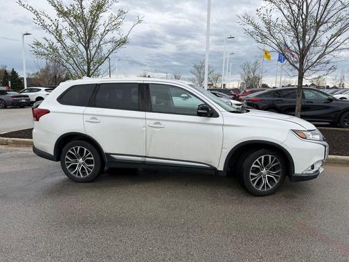 Diamond White Pearl 2017 Mitsubishi Outlander SE