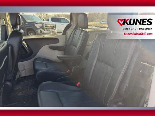 2016 Chrysler Town & Country Touring-L