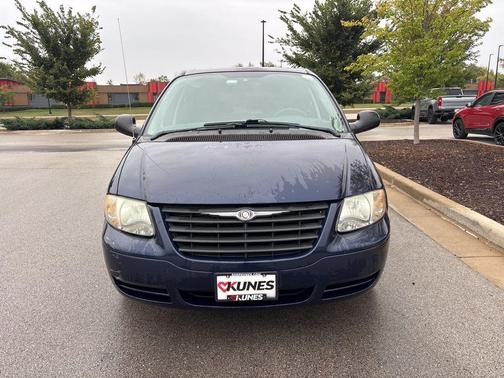 2006 Chrysler Town & Country Base
