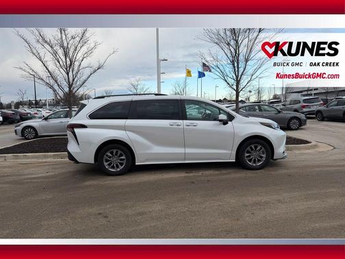 2024 Toyota Sienna XLE