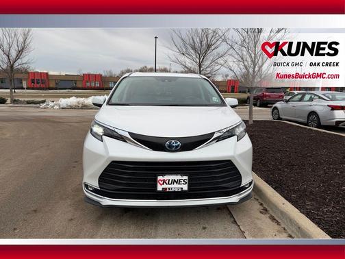 2024 Toyota Sienna XLE