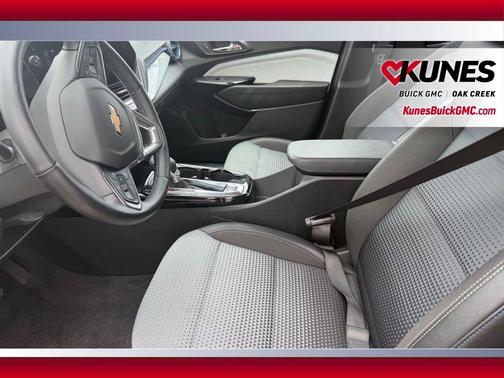 Mosaic Black Metallic 2025 Chevrolet Trax LT