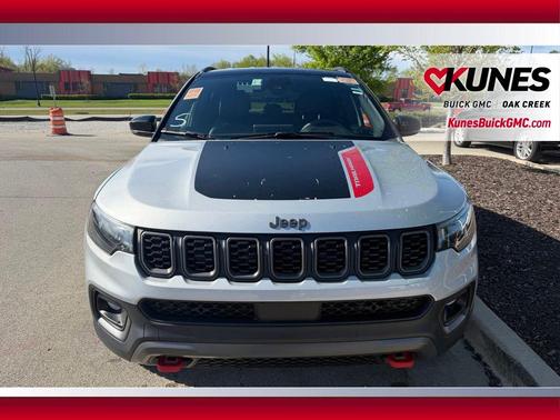 Silver Zynith Metallic Clearcoat 2025 Jeep Compass Trailhawk