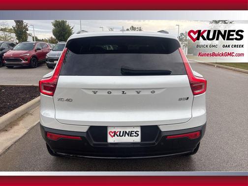 2024 Volvo XC40 B5 Core