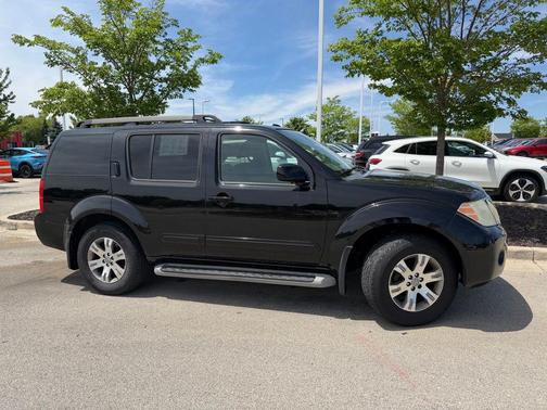Super Black Metallic 2010 Nissan Pathfinder SE