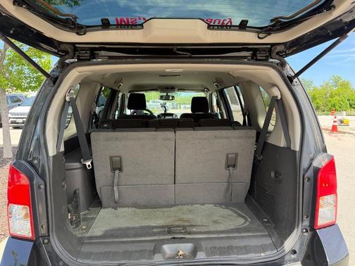 Super Black Metallic 2010 Nissan Pathfinder SE