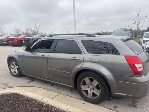 2005 Dodge Magnum SE