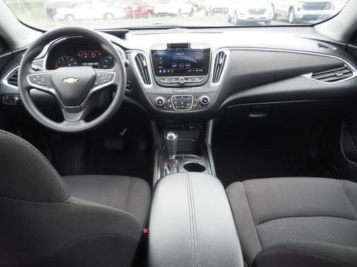 Photo 4 of 28 of 2020 Chevrolet Malibu LT