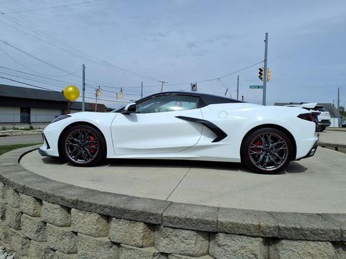 Arctic White 2026 Chevrolet Corvette Stingray w/1LT