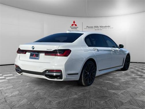 2022 BMW 740 i