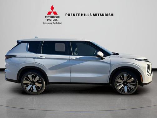 White Diamond 2026 Mitsubishi Outlander SE