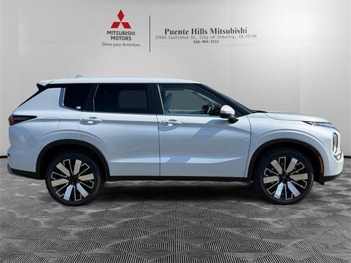 2025 Mitsubishi Outlander SE