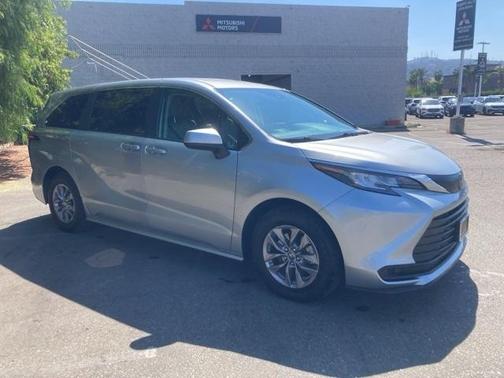 2023 Toyota Sienna LE